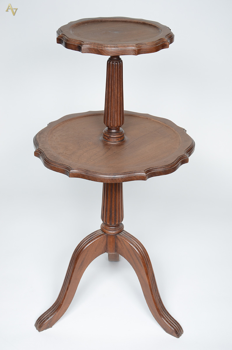 Mesa com dois platôs, Marcenaria São Jorge. Diâmetro superior 30 cm e...