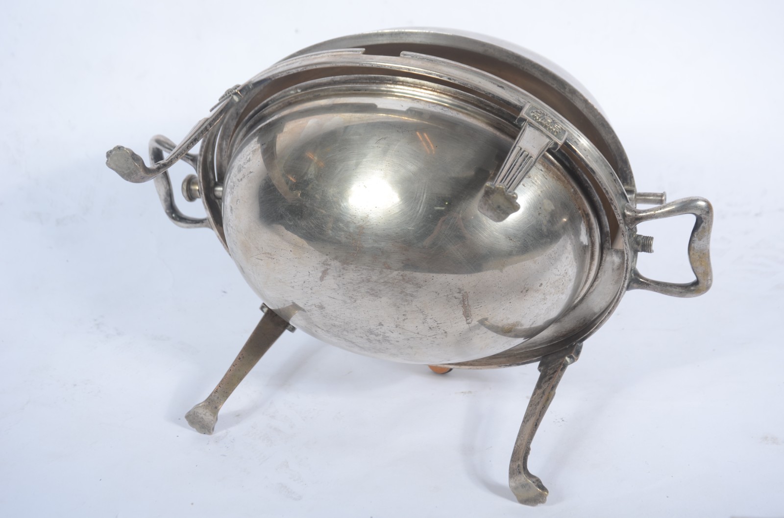 Terrina de metal prateado, corpo oval com tampa giratória e parte... - foto 4 de 4