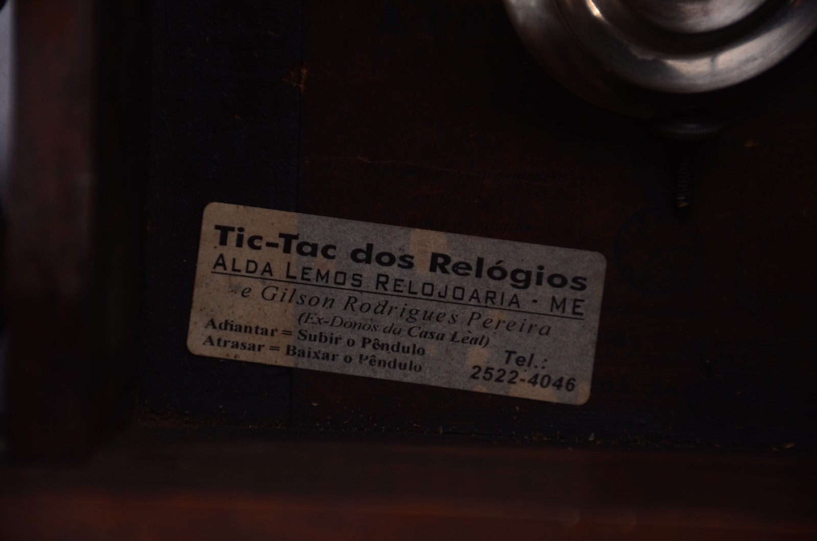 Relógio de parede feitio capelinha, caixa de madeira com pinos... - foto 4 de 6