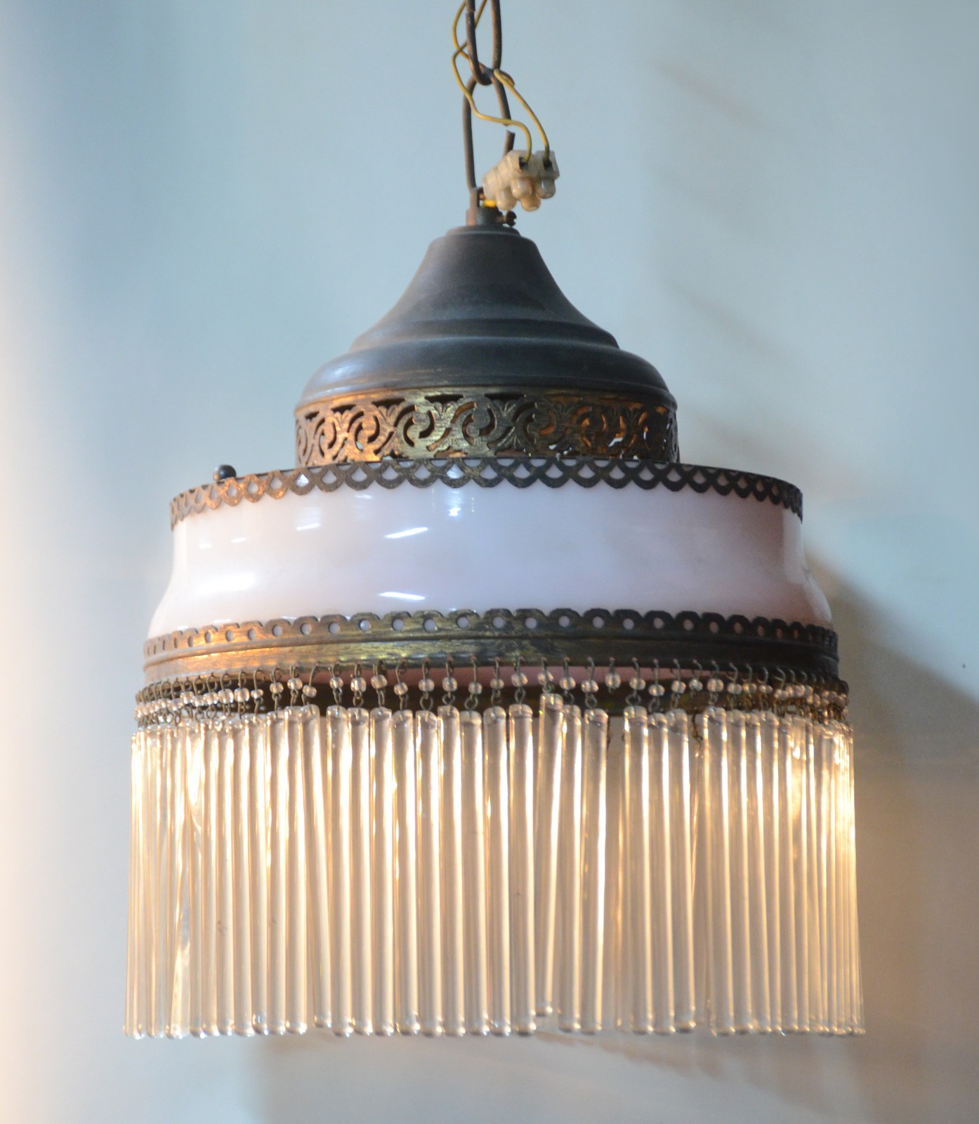 Pequeno lustre de vidro opalinado rosa e canutilhos de vidro. - foto 1 de 3