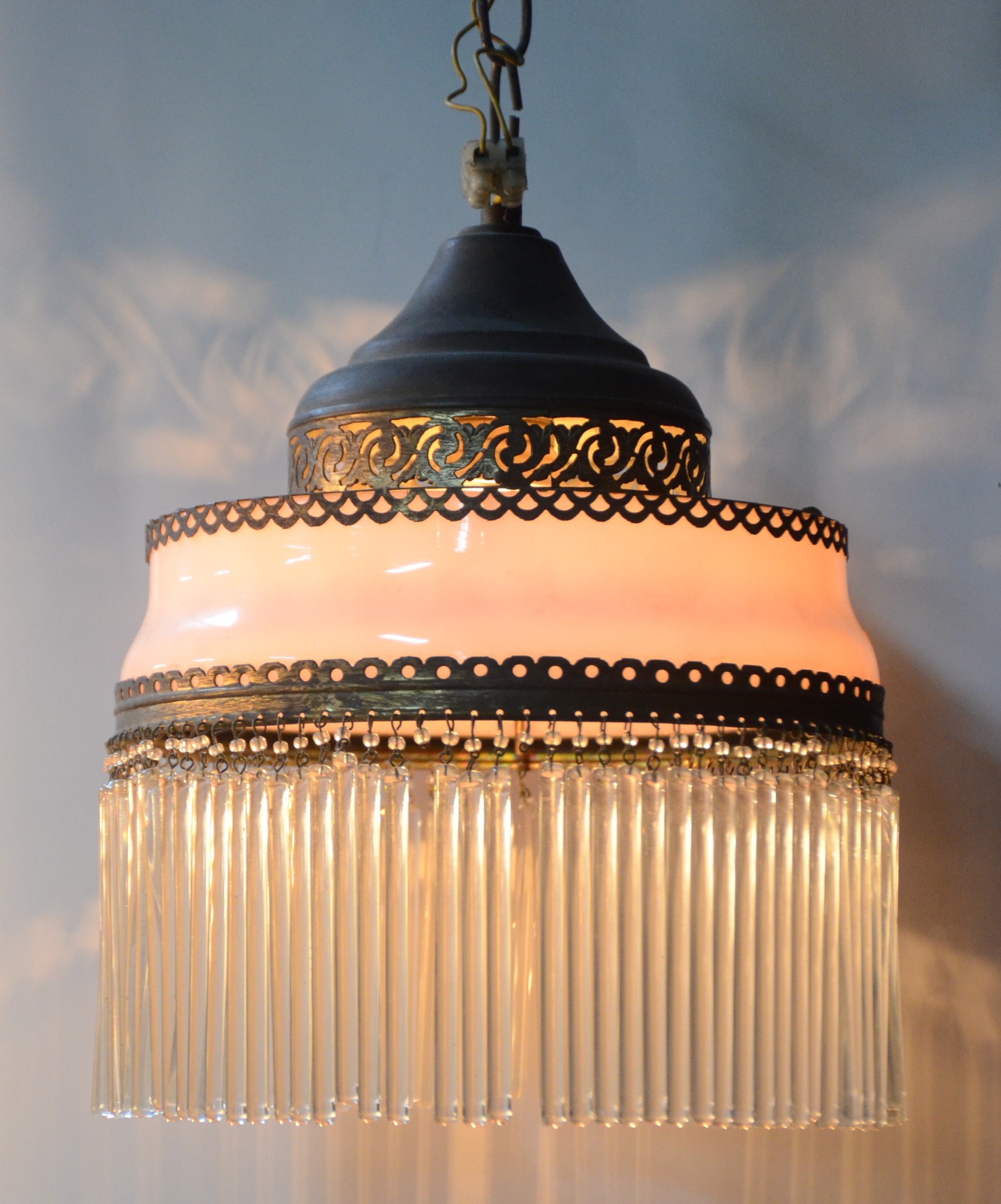 Pequeno lustre de vidro opalinado rosa e canutilhos de vidro. - foto 2 de 3