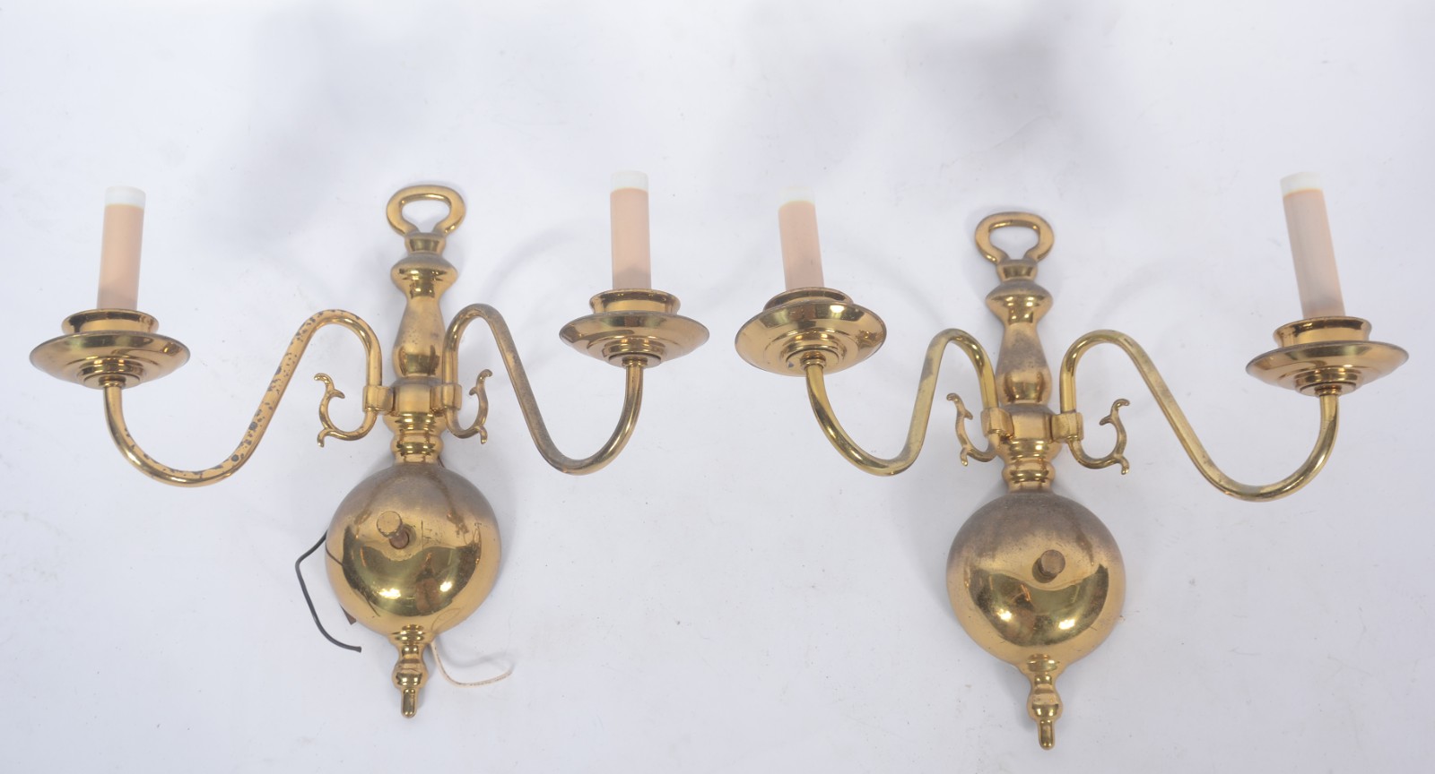 Lustre de metal dourado estilo Holandês. Acompanham par de apliques... - foto 2 de 9