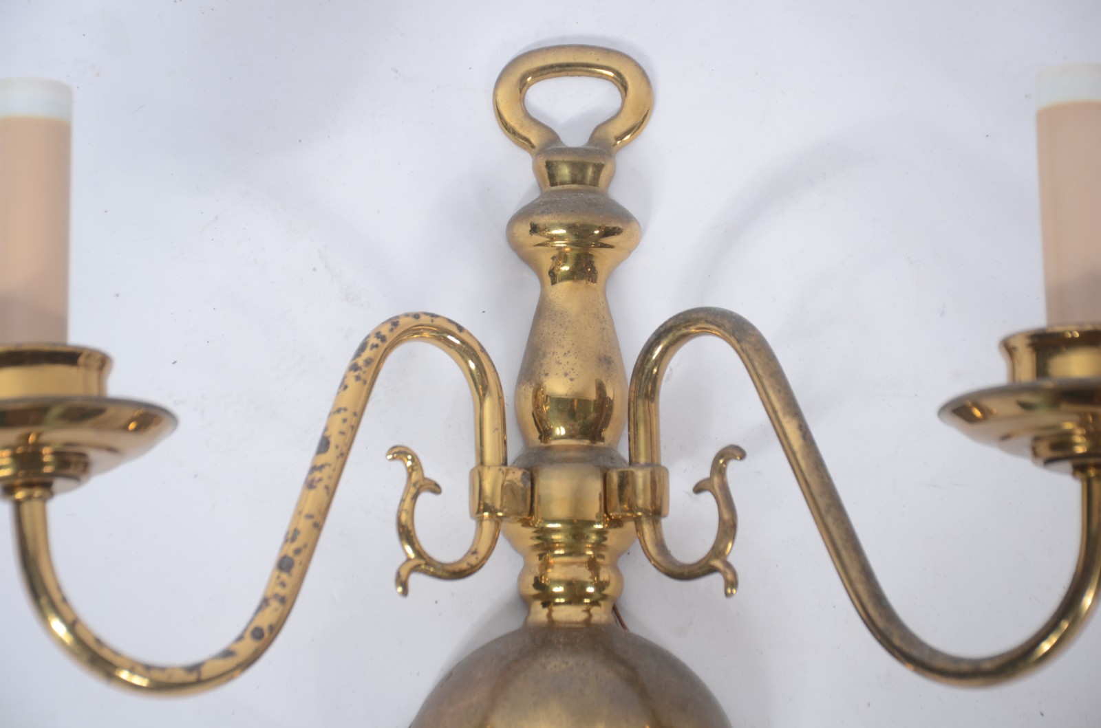 Lustre de metal dourado estilo Holandês. Acompanham par de apliques... - foto 4 de 9