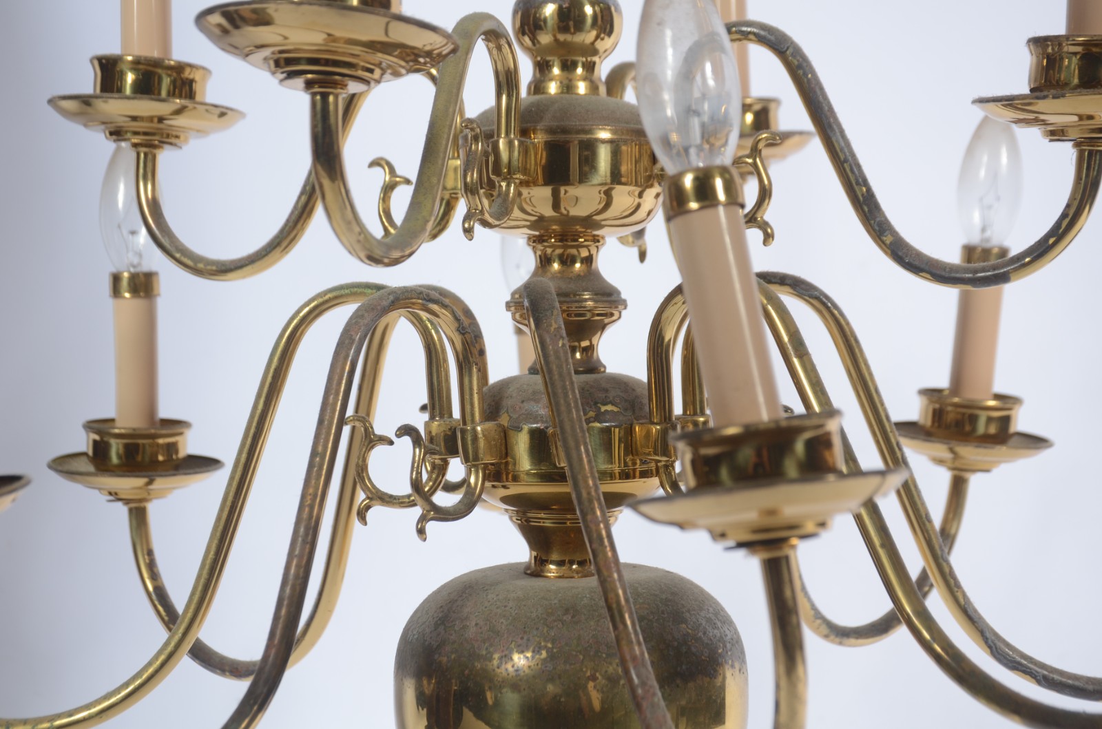 Lustre de metal dourado estilo Holandês. Acompanham par de apliques... - foto 8 de 9