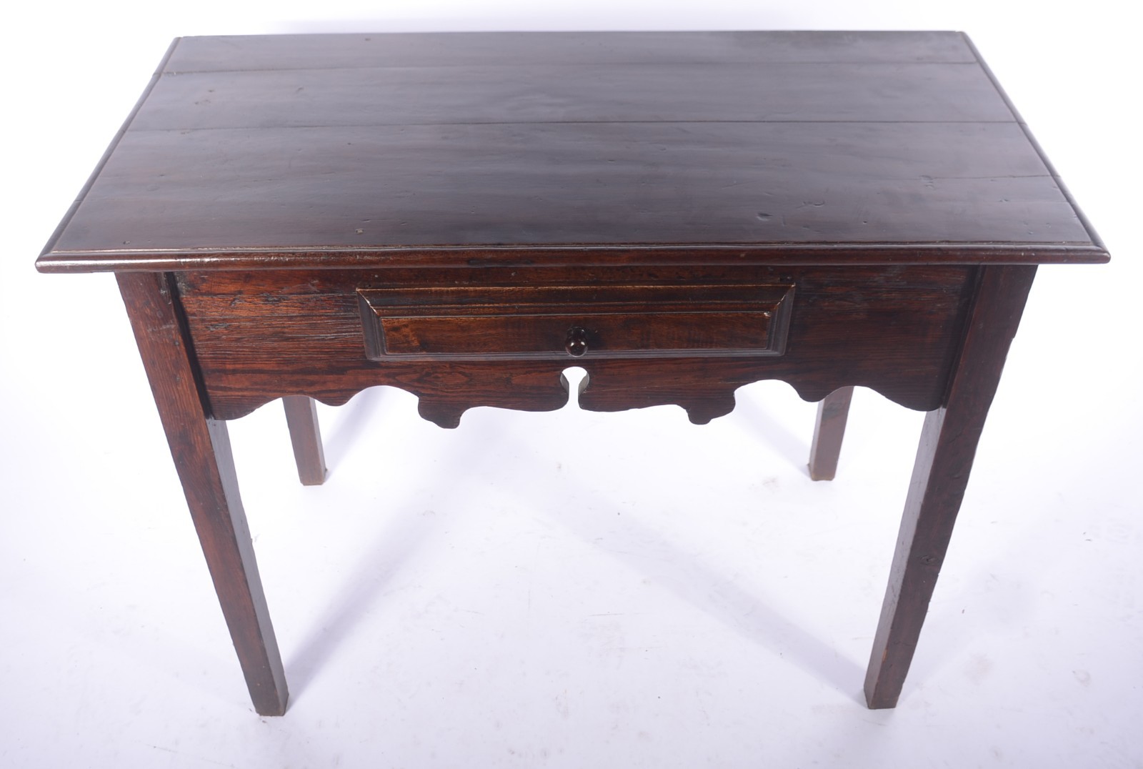 Mesa auxiliar de madeira nobre, saia recortada, uma gaveta, pernas... - foto 4 de 7