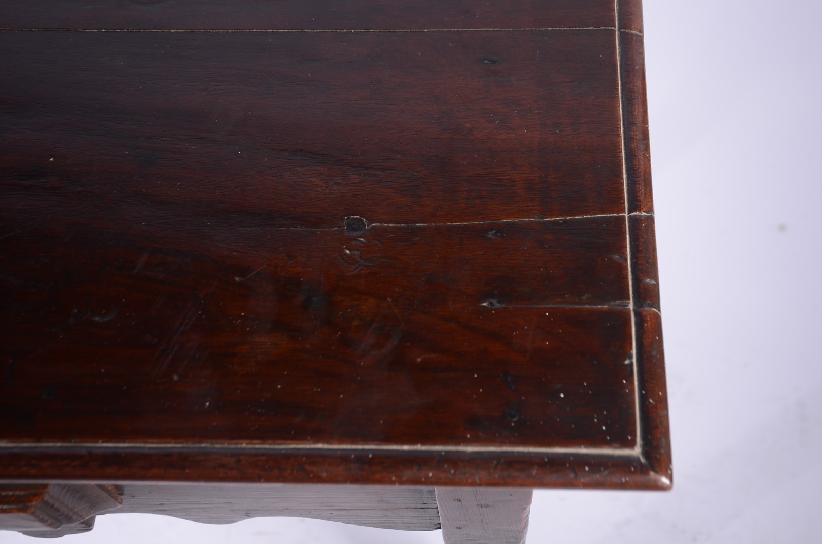 Mesa auxiliar de madeira nobre, saia recortada, uma gaveta, pernas... - foto 6 de 7