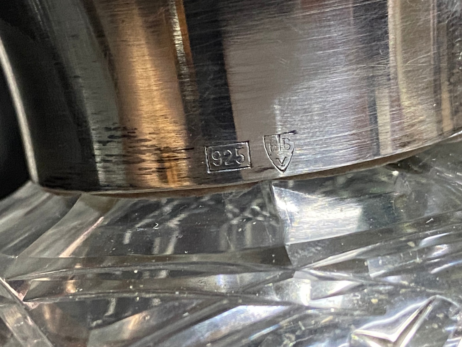Tântalo estilo inglês de madeira com 3 licoreiras de cristal, uma com... - foto 11 de 11
