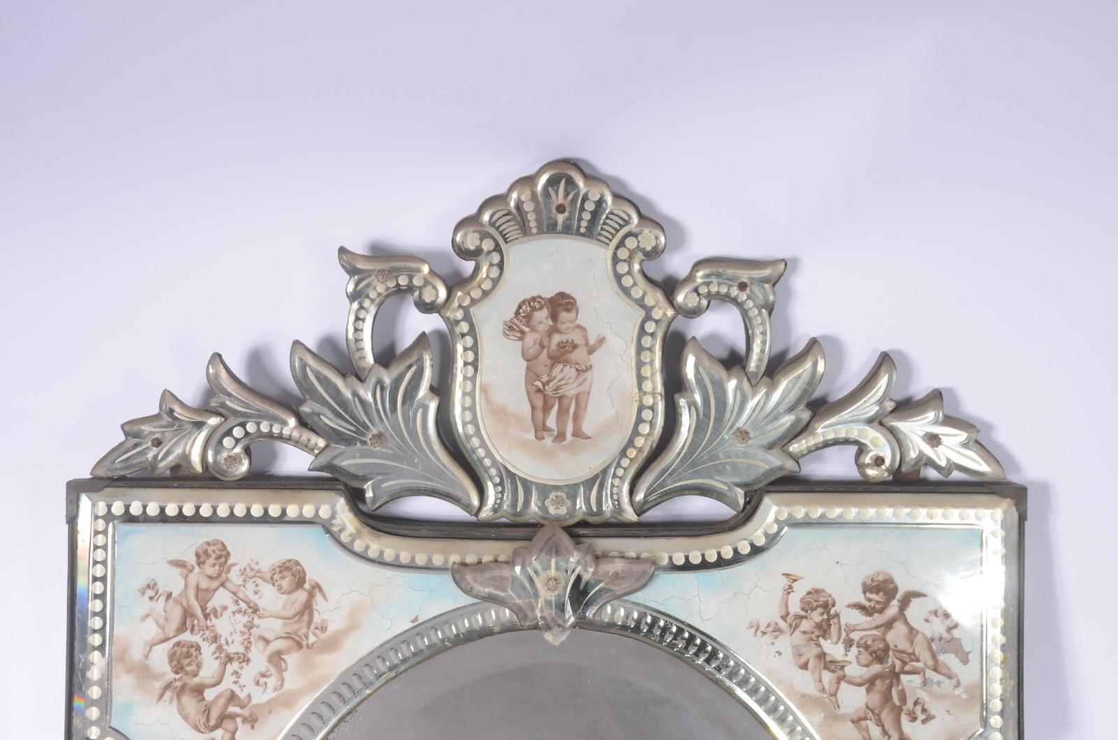 Espelho veneziano com parte interna feitio oval, moldura decorada com... - foto 6 de 9