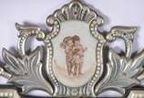 Espelho veneziano com parte interna feitio oval... - Espelho veneziano com parte interna feitio oval, moldura decorada com figuras de anjos em policromia. Pequenas rachaduras na moldura e algumas o...