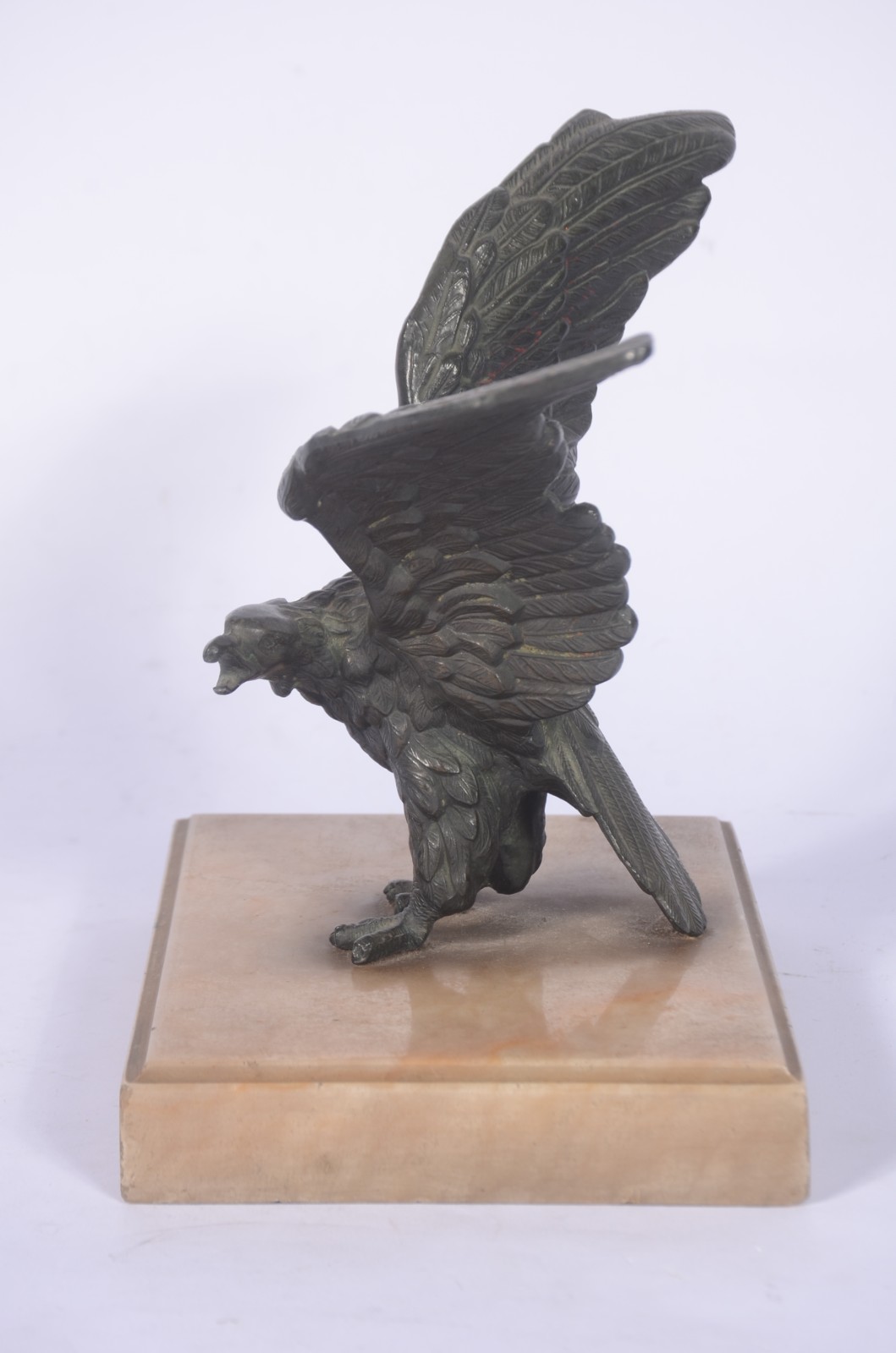 Estatueta de metal representando águia, base de mármore (pequenos... - foto 2 de 8