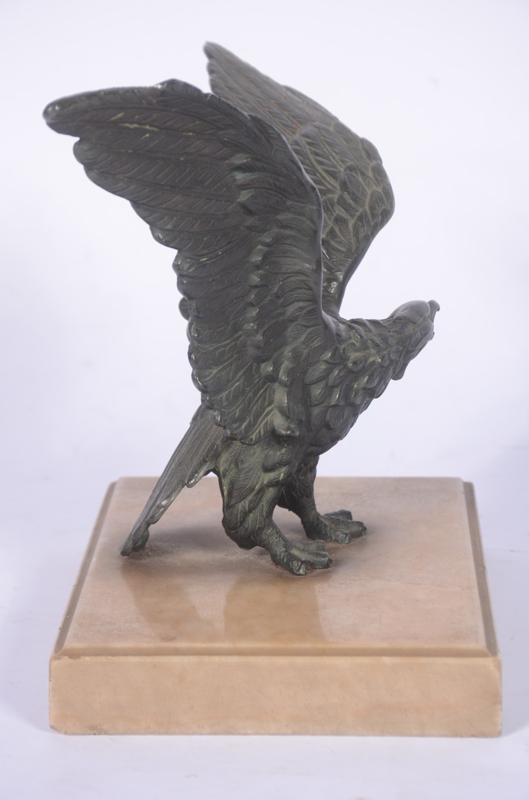 Estatueta de metal representando águia, base de mármore (pequenos... - foto 3 de 8