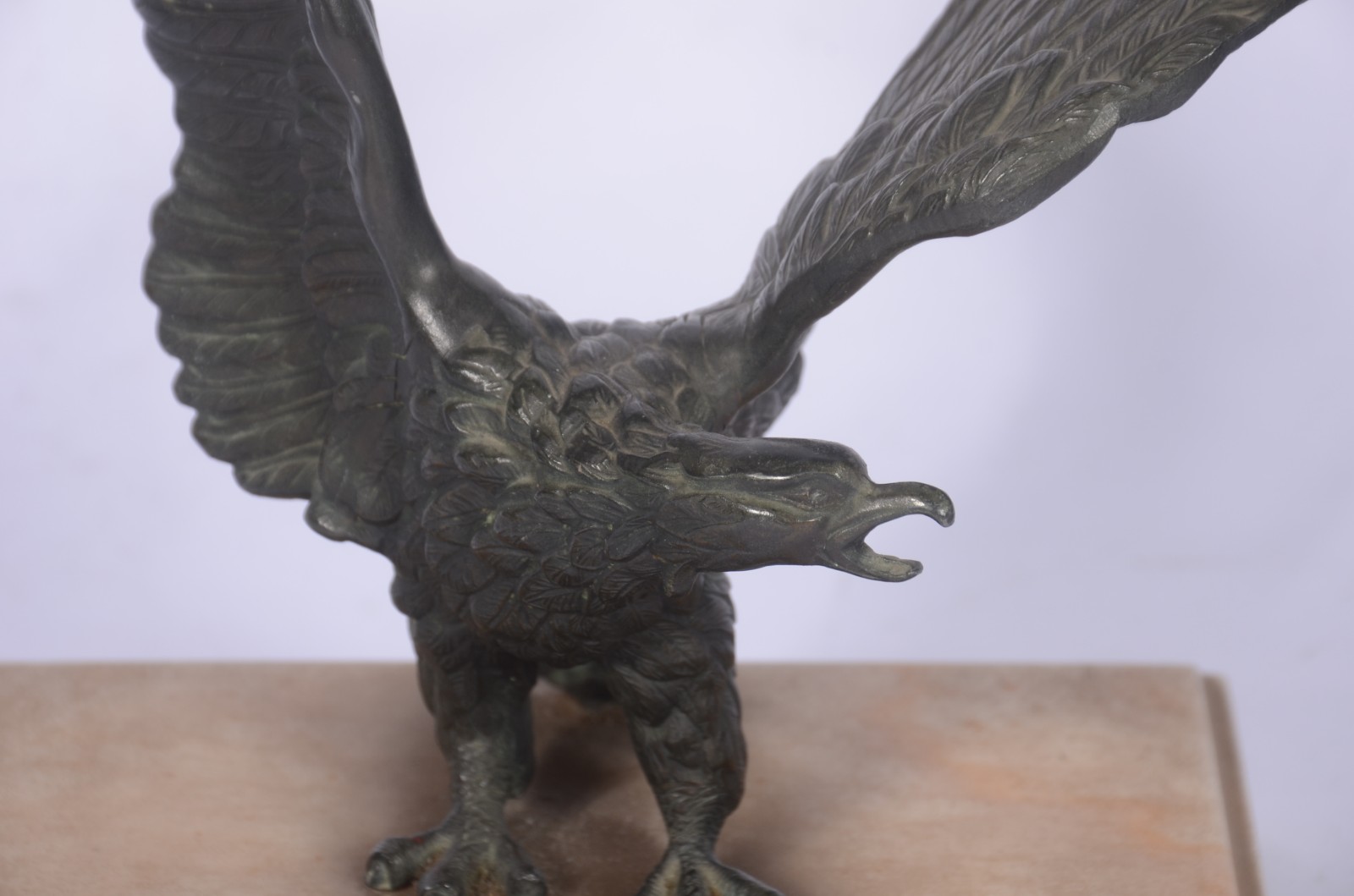 Estatueta de metal representando águia, base de mármore (pequenos... - foto 6 de 8