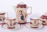 Pequeno serviço de café de porcelana decorada c... - Pequeno serviço de café de porcelana decorada com figuras de Napoleão e Josefina em policromia e frisos bordeaux e dourado, composto de: 2 xícar...