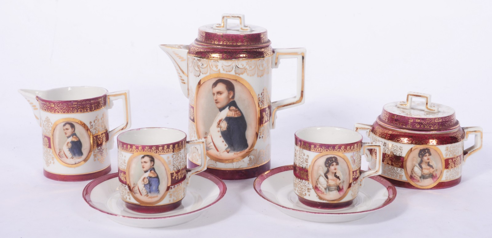 Pequeno serviço de café de porcelana decorada com figuras de Napoleão... - foto 1 de 9