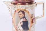 Pequeno serviço de café de porcelana decorada c... - Pequeno serviço de café de porcelana decorada com figuras de Napoleão e Josefina em policromia e frisos bordeaux e dourado, composto de: 2 xícar...
