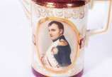 Pequeno serviço de café de porcelana decorada c... - Pequeno serviço de café de porcelana decorada com figuras de Napoleão e Josefina em policromia e frisos bordeaux e dourado, composto de: 2 xícar...