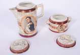 Pequeno serviço de café de porcelana decorada c... - Pequeno serviço de café de porcelana decorada com figuras de Napoleão e Josefina em policromia e frisos bordeaux e dourado, composto de: 2 xícar...