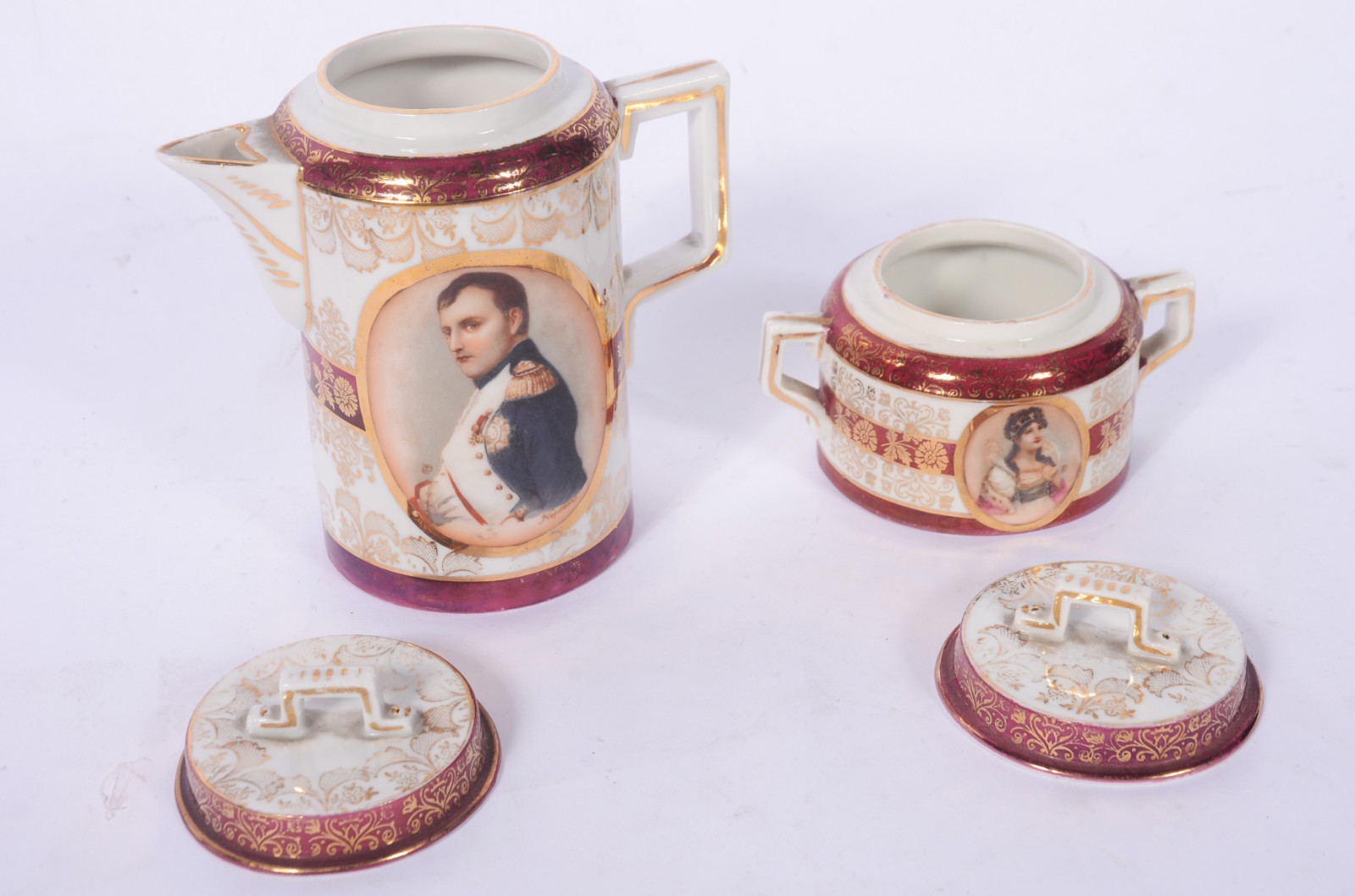Pequeno serviço de café de porcelana decorada com figuras de Napoleão... - foto 4 de 9