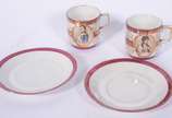 Pequeno serviço de café de porcelana decorada c... - Pequeno serviço de café de porcelana decorada com figuras de Napoleão e Josefina em policromia e frisos bordeaux e dourado, composto de: 2 xícar...