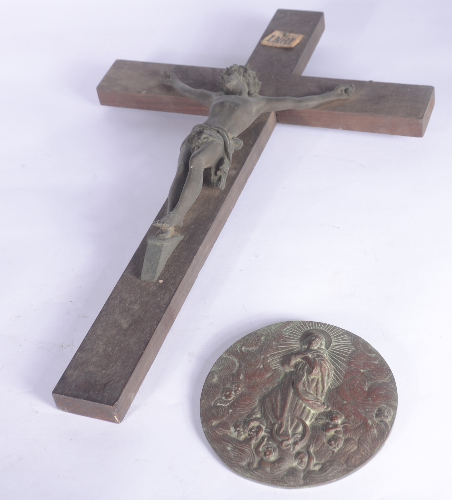 Duas peças diversas, sendo: Cristo crucificado de bronze; cruz de... - foto 1 de 8