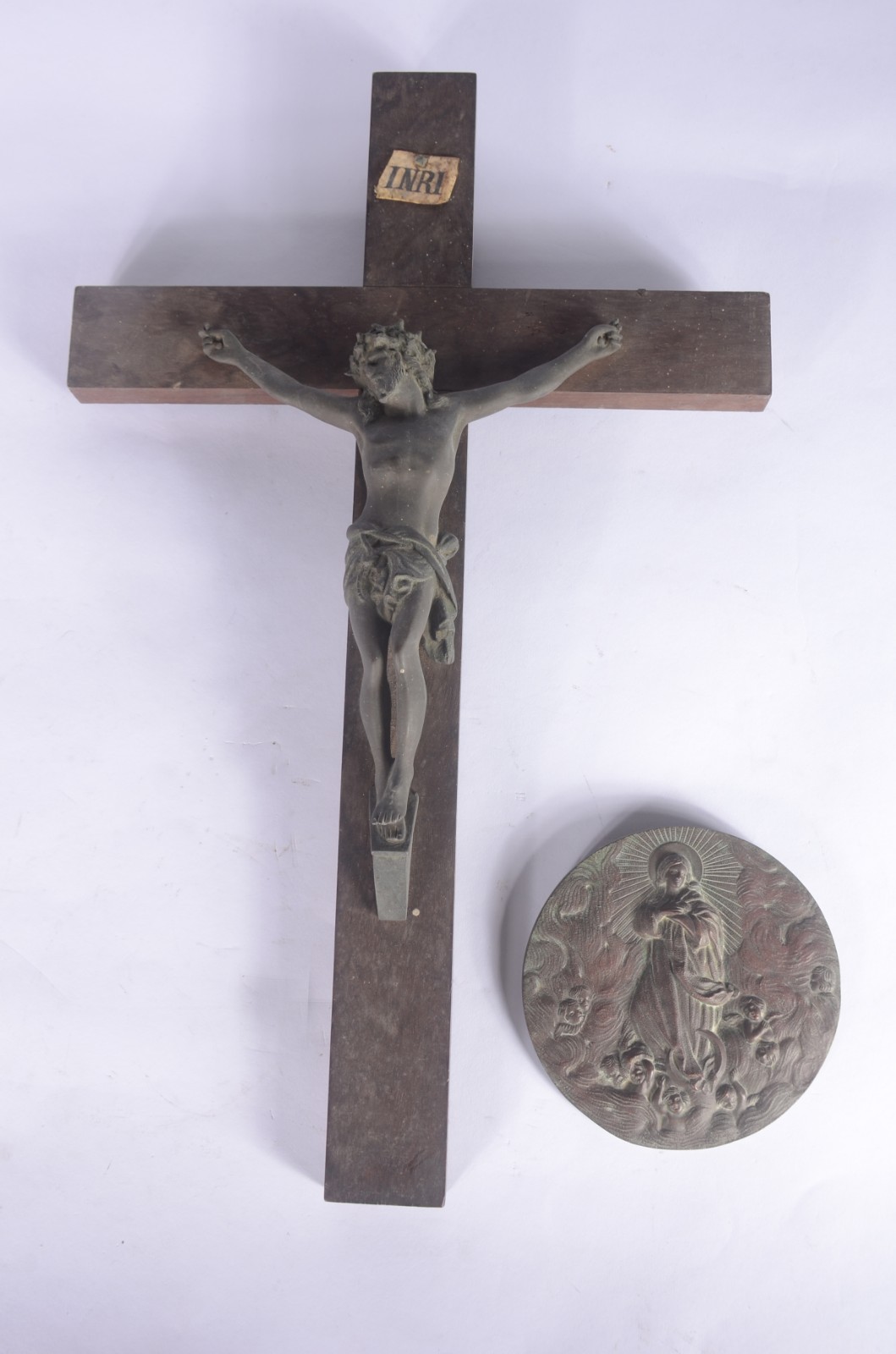Duas peças diversas, sendo: Cristo crucificado de bronze; cruz de... - foto 2 de 8