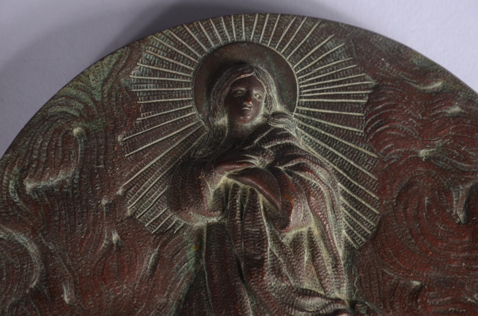 Duas peças diversas, sendo: Cristo crucificado de bronze; cruz de... - foto 4 de 8