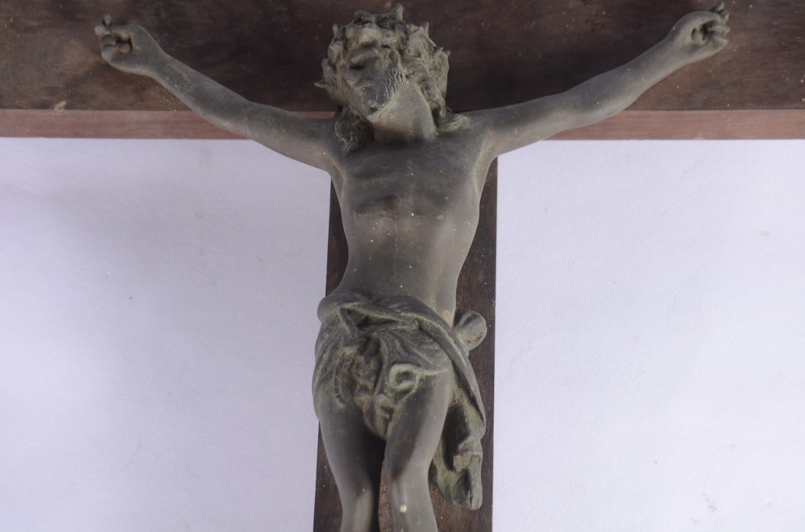 Duas peças diversas, sendo: Cristo crucificado de bronze; cruz de... - foto 5 de 8