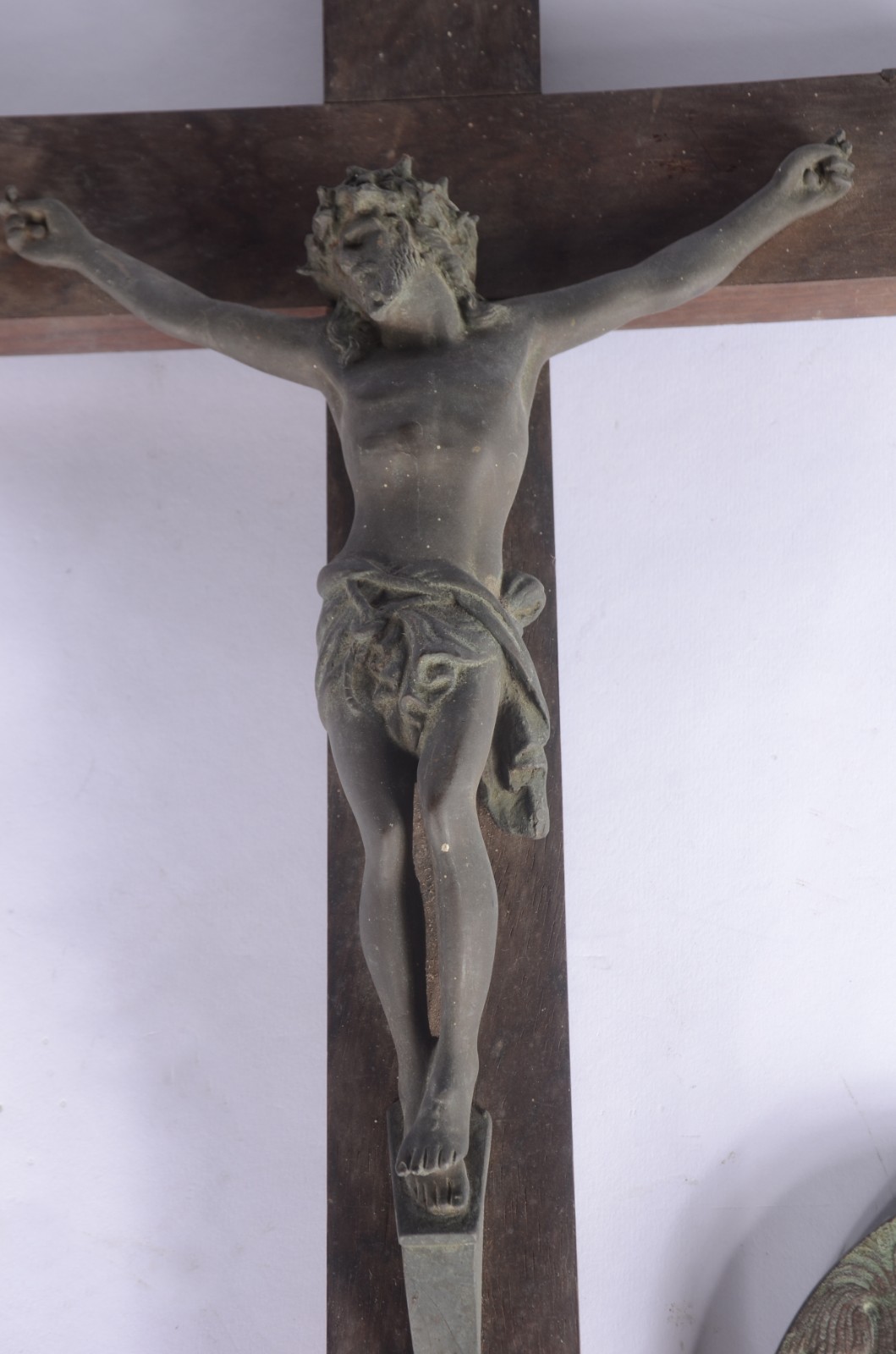 Duas peças diversas, sendo: Cristo crucificado de bronze; cruz de... - foto 7 de 8