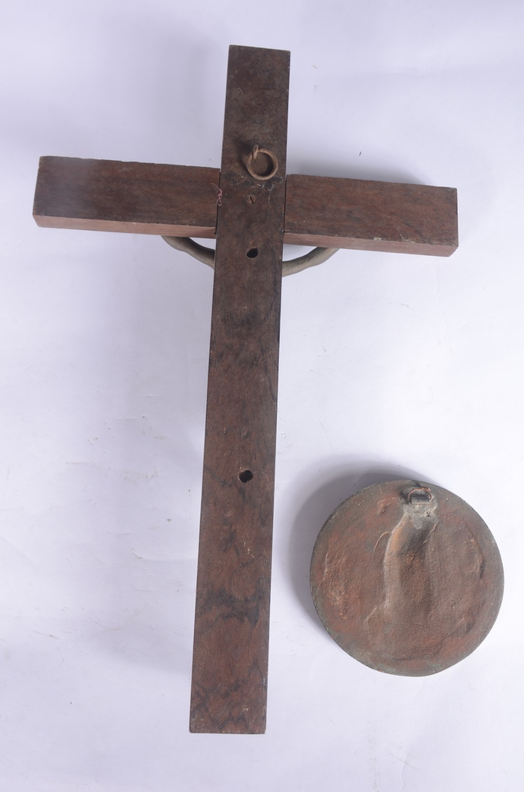 Duas peças diversas, sendo: Cristo crucificado de bronze; cruz de... - foto 8 de 8