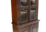 Móvel vitrine de madeira nobre, estilo colonial... - Móvel vitrine de madeira nobre, estilo colonial brasileiro, parte inferior com duas portas almofadadas e parte superior com duas portas envidraç...