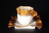 Limoges (1771),  - Delicada xícara de café com pires de porcelana francesa Limoges - Jacob Petit - na cor branca com dourado.