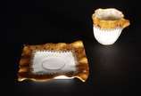 Limoges (1771),  - Delicada xícara de café com pires de porcelana francesa Limoges - Jacob Petit - na cor branca com dourado.