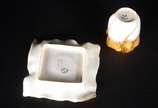 Limoges (1771),  - Delicada xícara de café com pires de porcelana francesa Limoges - Jacob Petit - na cor branca com dourado.