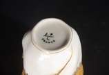 Limoges (1771),  - Delicada xícara de café com pires de porcelana francesa Limoges - Jacob Petit - na cor branca com dourado.