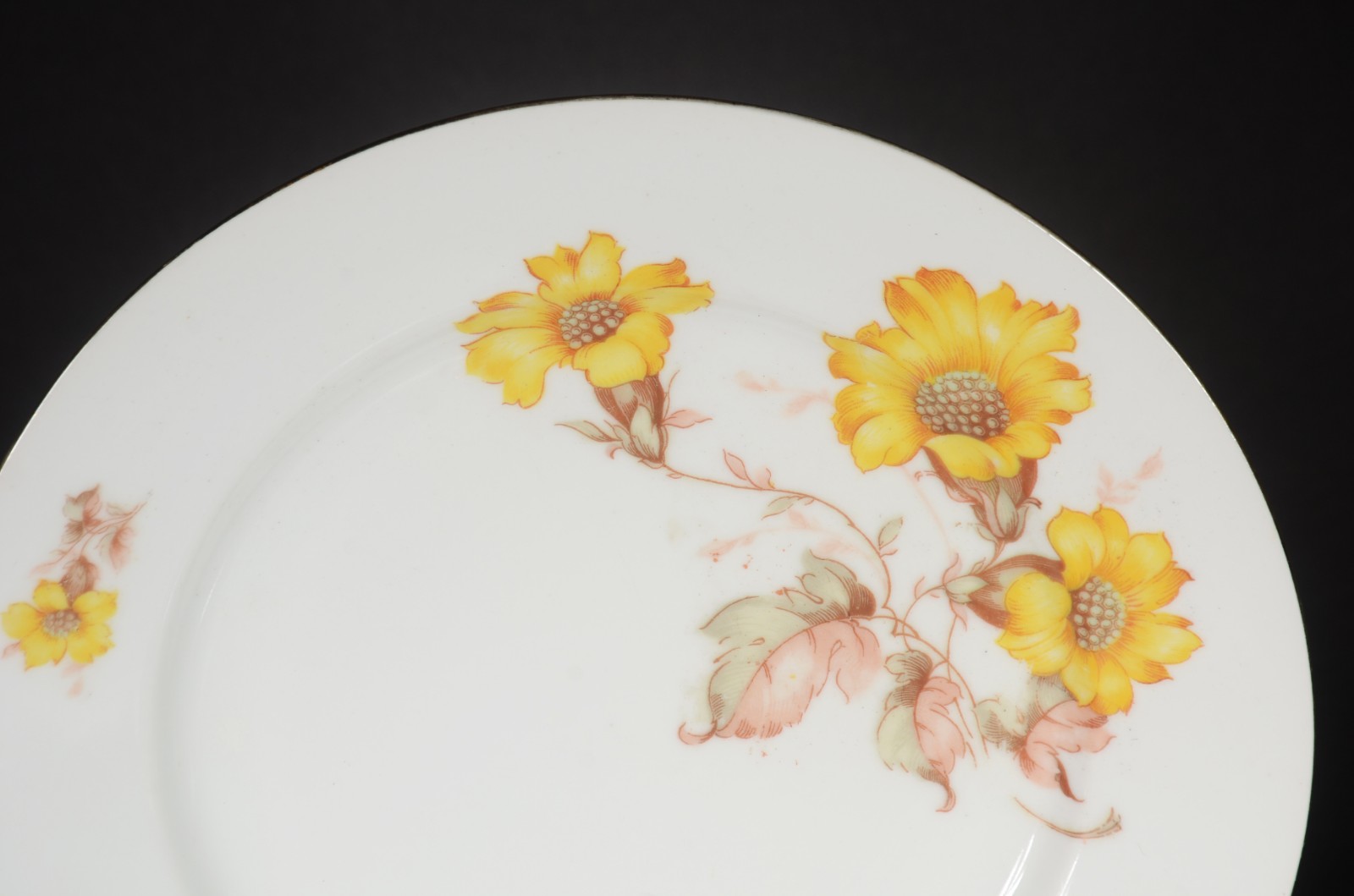 Diversas peças de porcelana, sendo: 12 pratos rasos de porcelana... - foto 1 de 8