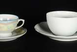 Diversas peças de porcelana, sendo: 12 pratos r... - Diversas peças de porcelana, sendo: 12 pratos rasos de porcelana tcheca; 8 xícaras para chá com pires porcelana Real e 7 xícaras para café com p...