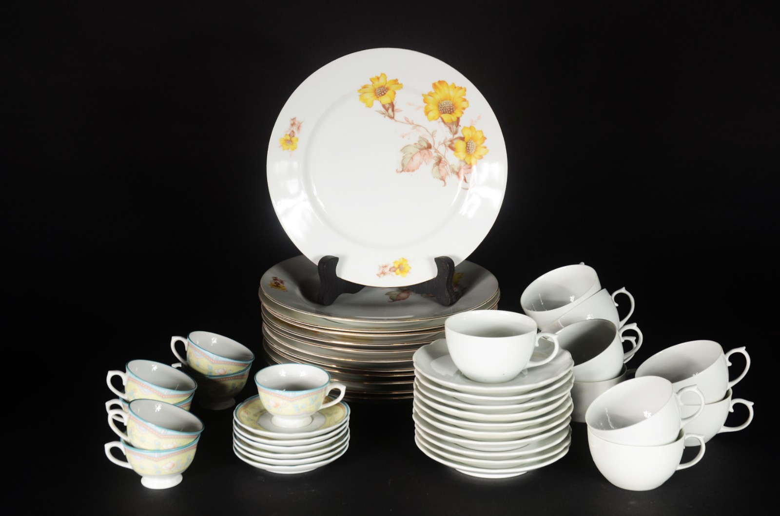 Diversas peças de porcelana, sendo: 12 pratos rasos de porcelana... - foto 3 de 8