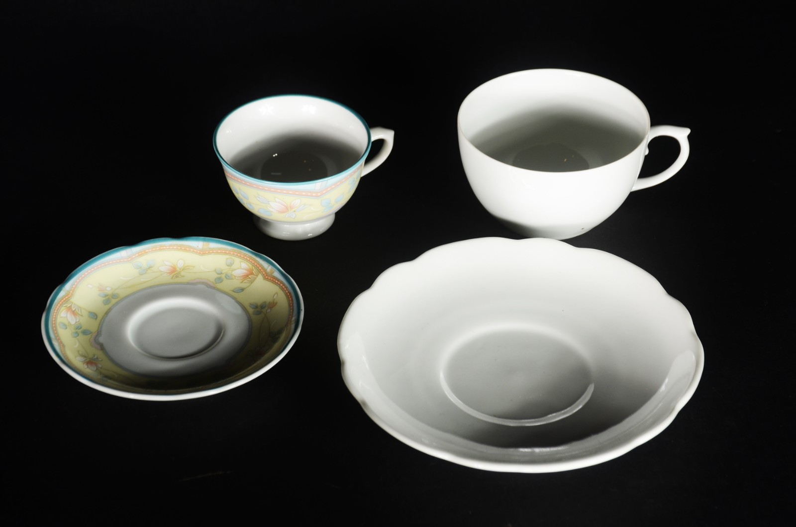 Diversas peças de porcelana, sendo: 12 pratos rasos de porcelana... - foto 4 de 8