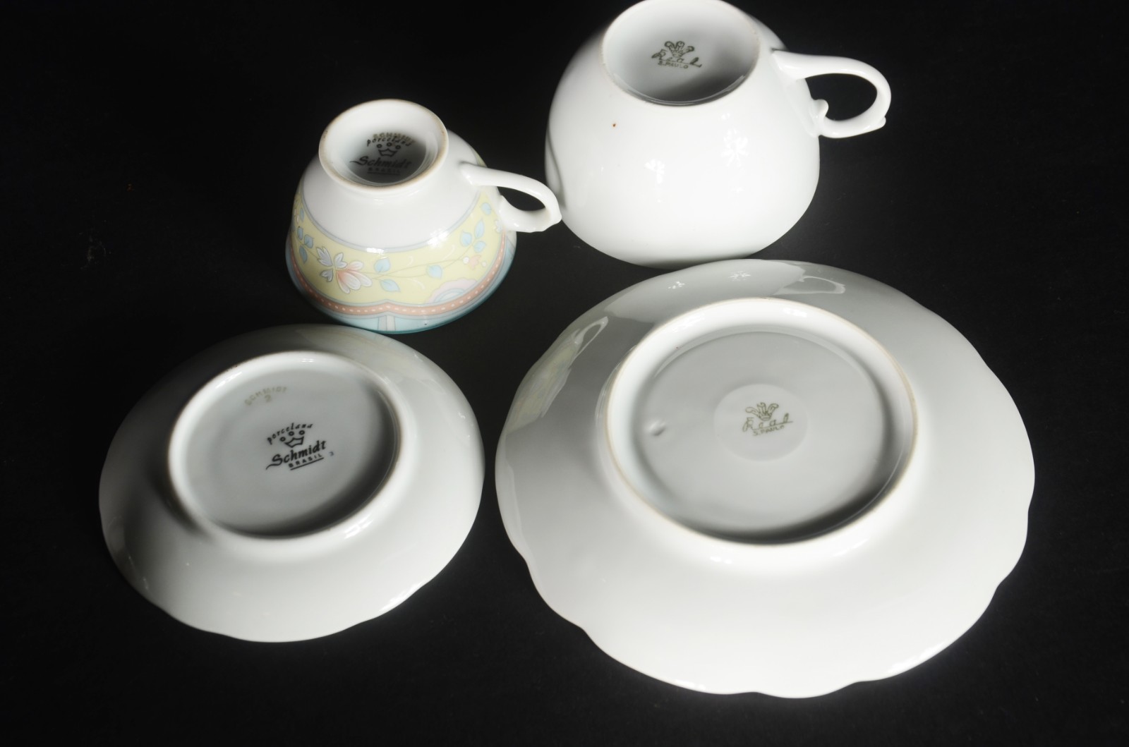 Diversas peças de porcelana, sendo: 12 pratos rasos de porcelana... - foto 5 de 8