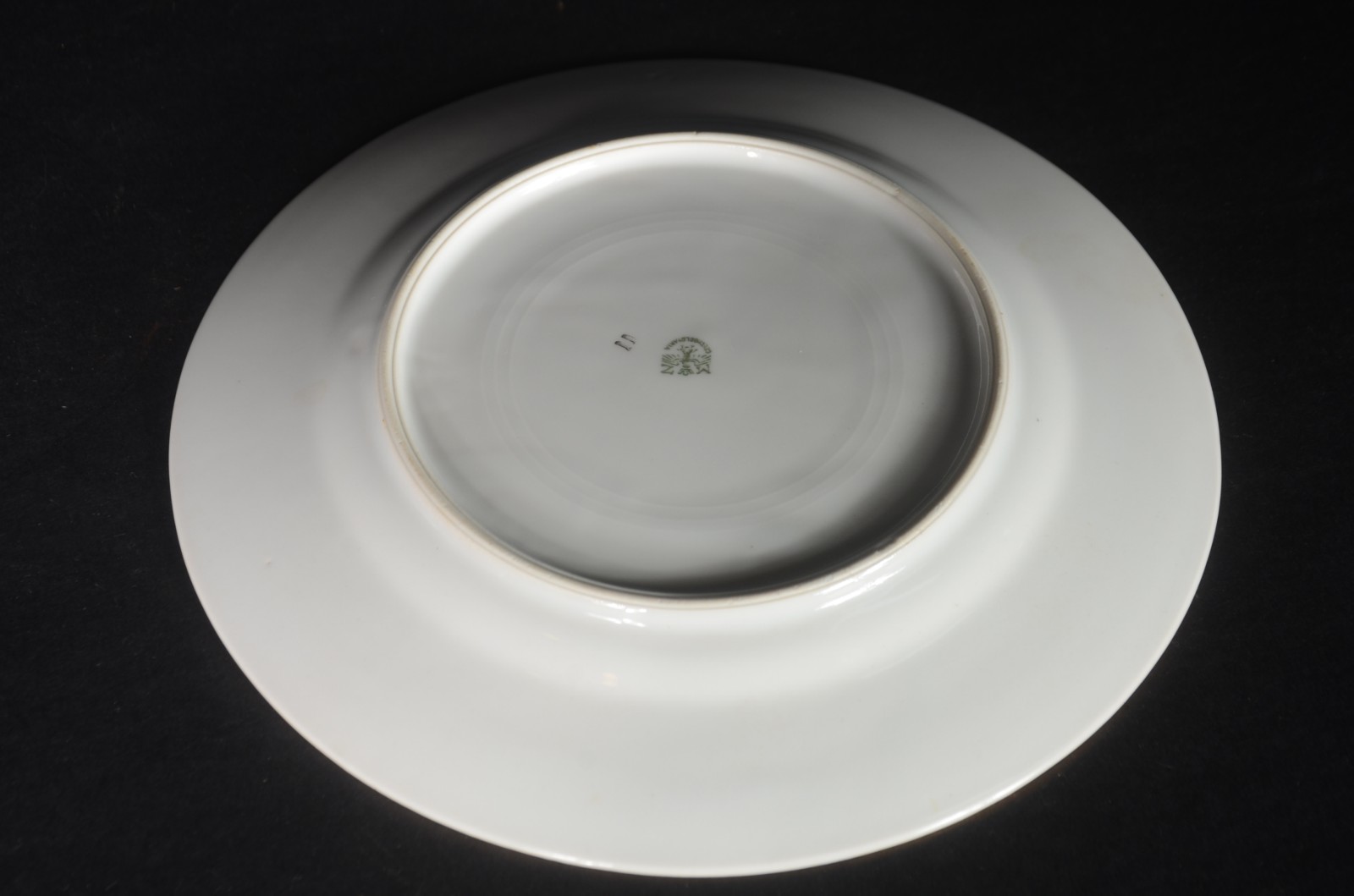 Diversas peças de porcelana, sendo: 12 pratos rasos de porcelana... - foto 7 de 8