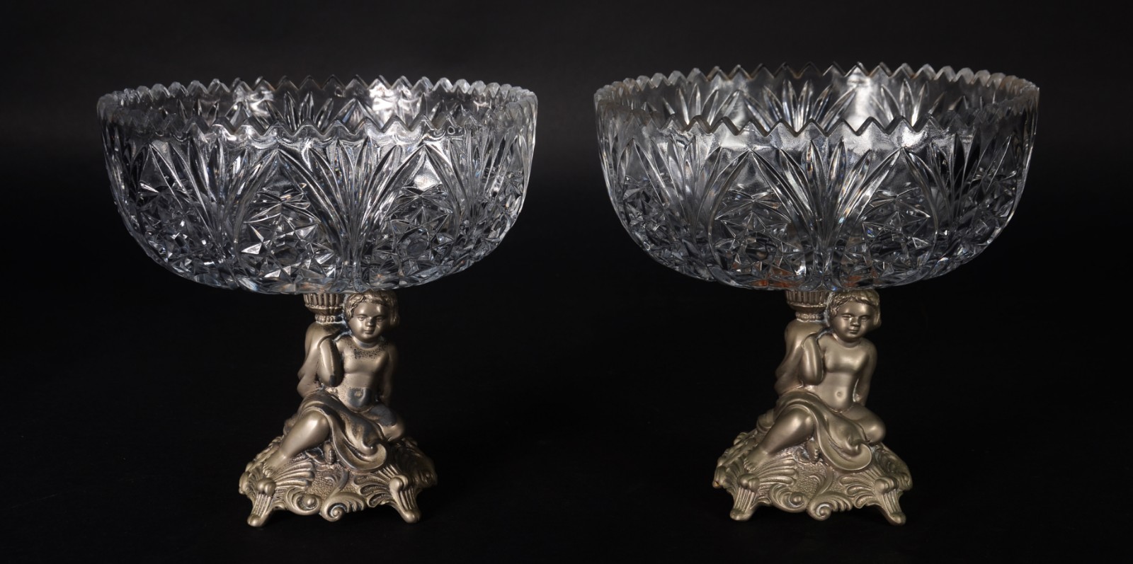 Par de fruteiras de cristal lapidado, bases de metal com figuras de... - foto 1 de 8