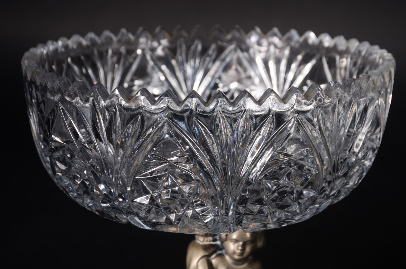 Par de fruteiras de cristal lapidado, bases de metal com figuras de... - foto 4 de 8