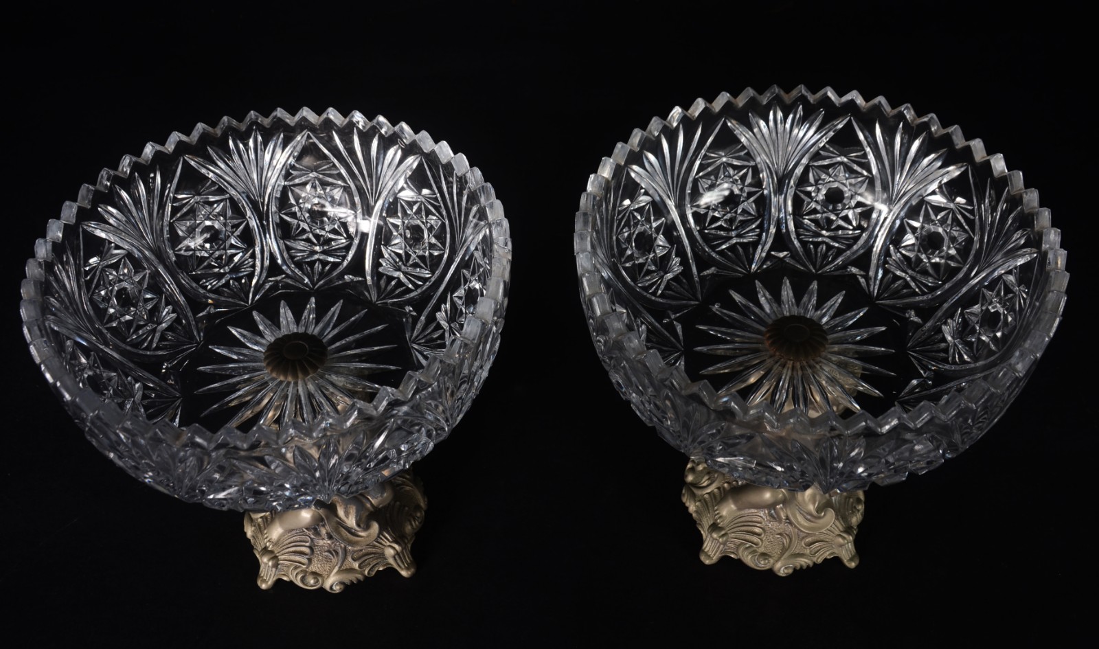 Par de fruteiras de cristal lapidado, bases de metal com figuras de... - foto 5 de 8
