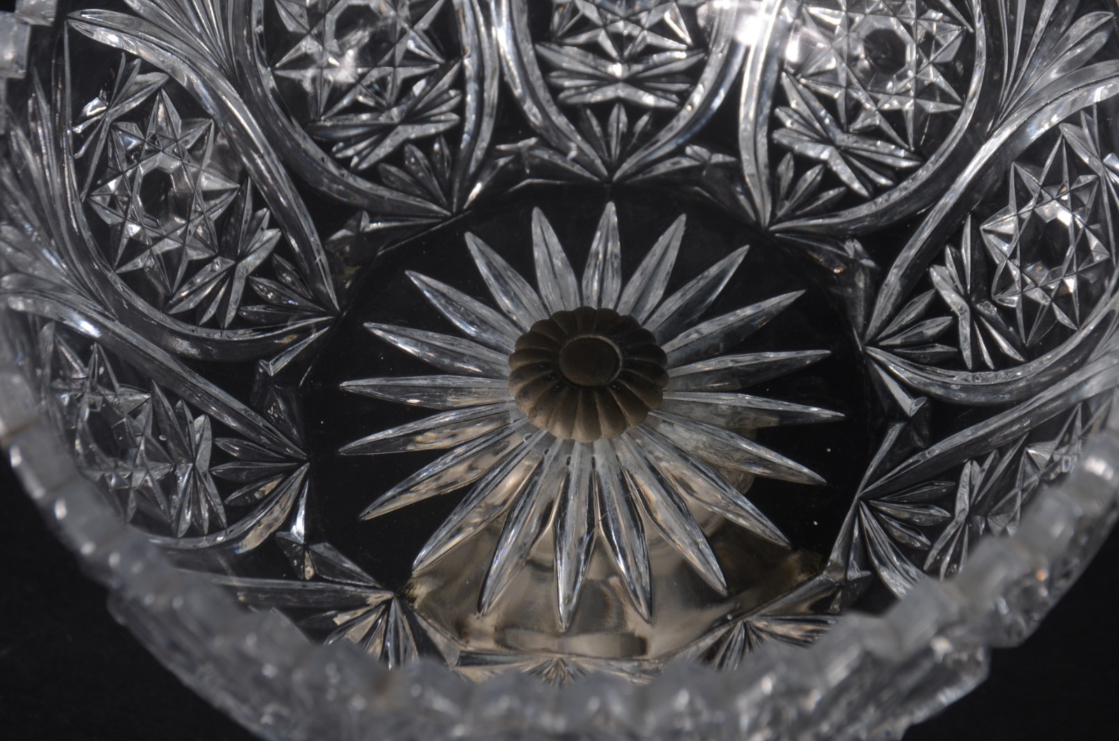 Par de fruteiras de cristal lapidado, bases de metal com figuras de... - foto 6 de 8