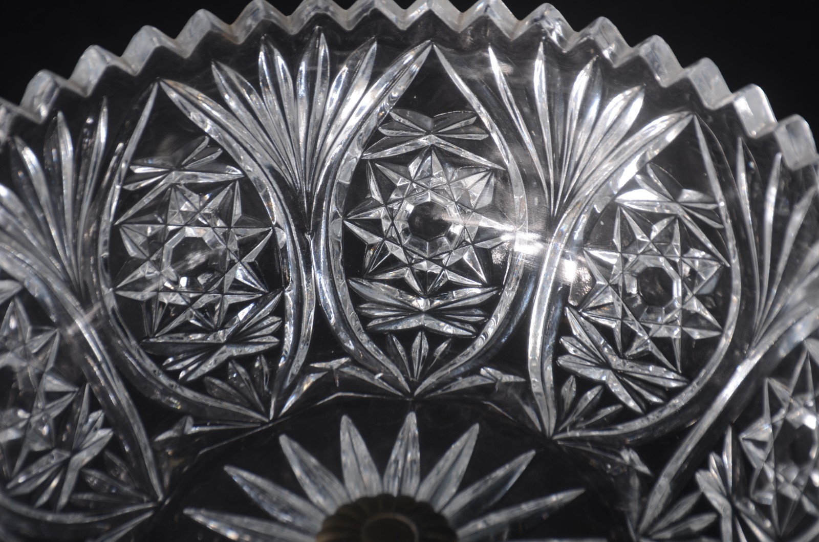 Par de fruteiras de cristal lapidado, bases de metal com figuras de... - foto 7 de 8