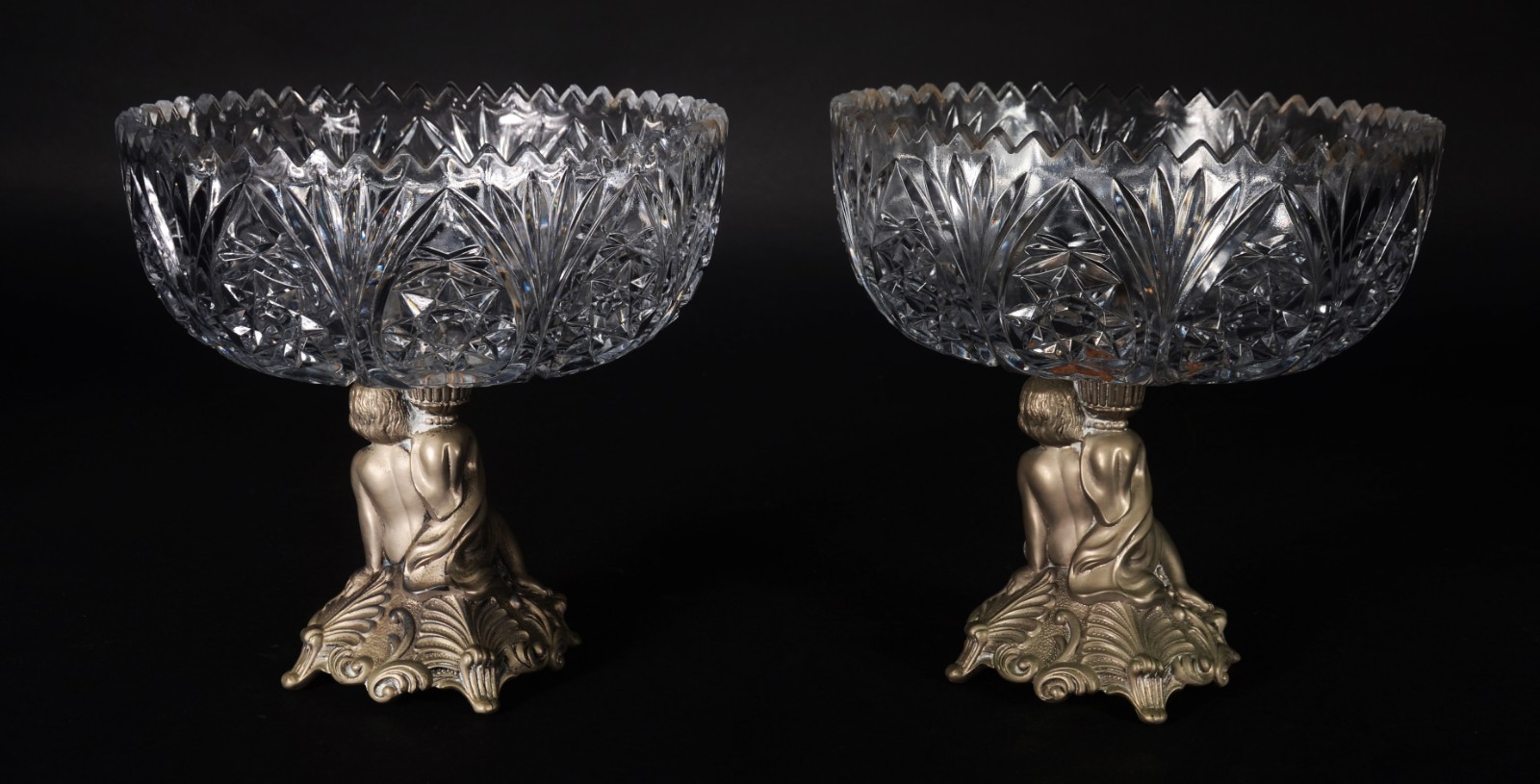 Par de fruteiras de cristal lapidado, bases de metal com figuras de... - foto 8 de 8