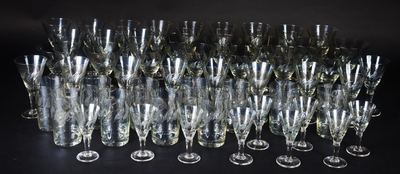 Serviço de cristal com folhas lavradas, composto de: 12 taças para... - foto 1 de 7