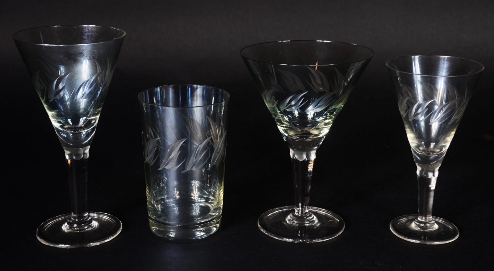 Serviço de cristal com folhas lavradas, composto de: 12 taças para... - foto 2 de 7