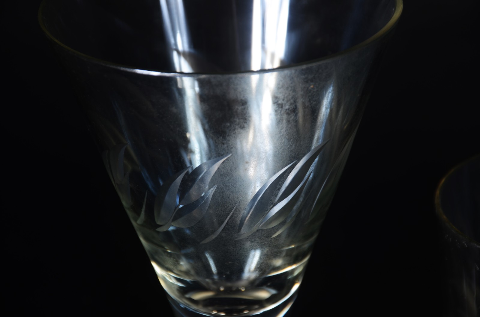 Serviço de cristal com folhas lavradas, composto de: 12 taças para... - foto 3 de 7