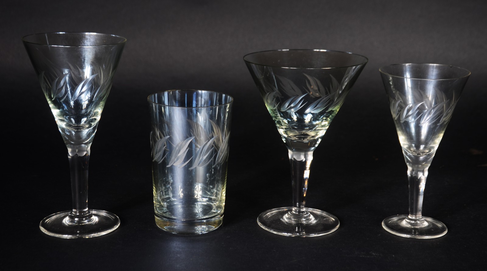 Serviço de cristal com folhas lavradas, composto de: 12 taças para... - foto 4 de 7